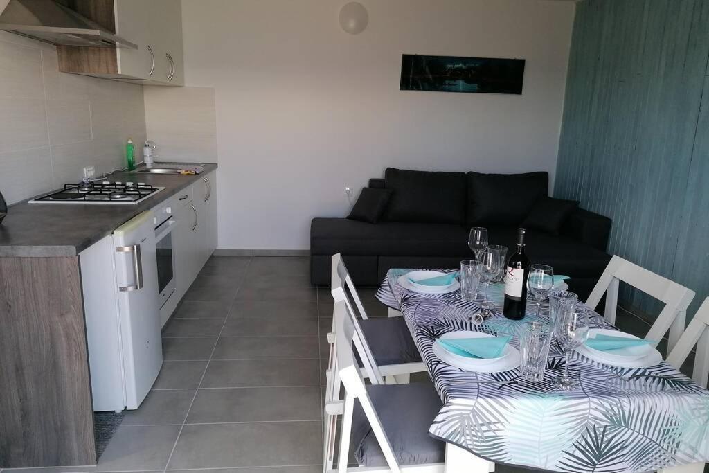 Apartment By The Sea- Santa Marina Rasa Экстерьер фото